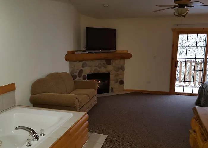 2br Rustic Villa Utica