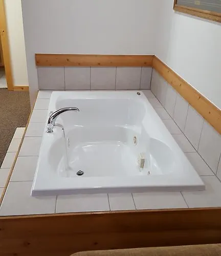 2br Rustic Villa Utica