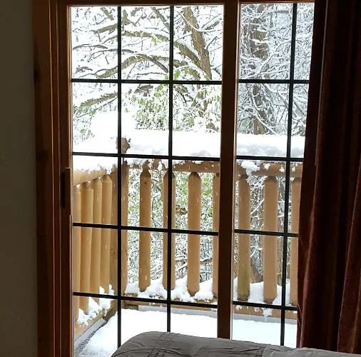2br Rustic Villa Utica