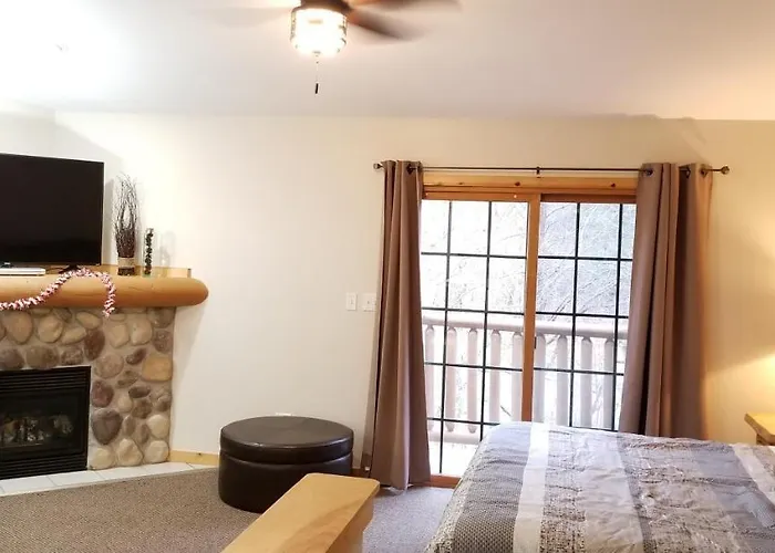 2br Rustic Villa Utica